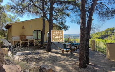 Красивая средиземноморская вилла с гостевым домом и панорамным видом.